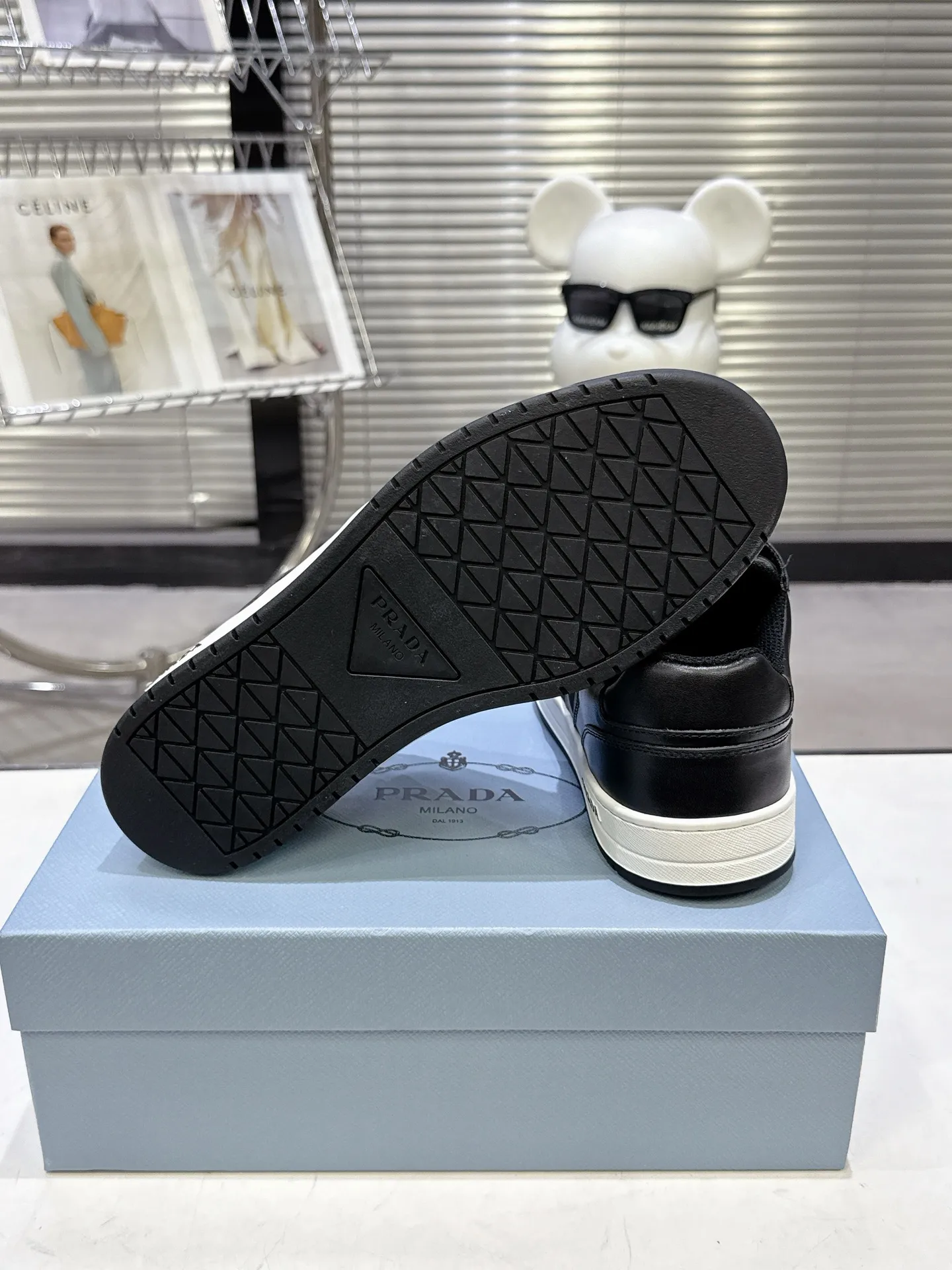 👟👟Ex-factory price 580👟👟 Couple style Prada Latest Downtown Bold series Triangle logo Casual sneakers White shoes Original purchase, development and production Downtown Bold sneakers are inspired by the basketball shoes of the 1980s, with a sporty design and exquisite details. Crafted from perforated leather, the statement platform sole provides a unique, modern style. The Prada logo is interpreted from different angles, decorated with the iconic enameled triangular metal logo, highlighting the unique classic style. Exquisite packaging at the delivery counter🛍📦 ▪️Fabric: Original custom imported first-layer cowhide ▪️Lining: Original imported soft sheepskin ▪️Outsole: Original open-molded rubber bottom material ▪️Size: Women's 35-40 Men's 39-45